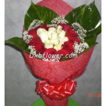 hug roses - by Dxb Flower